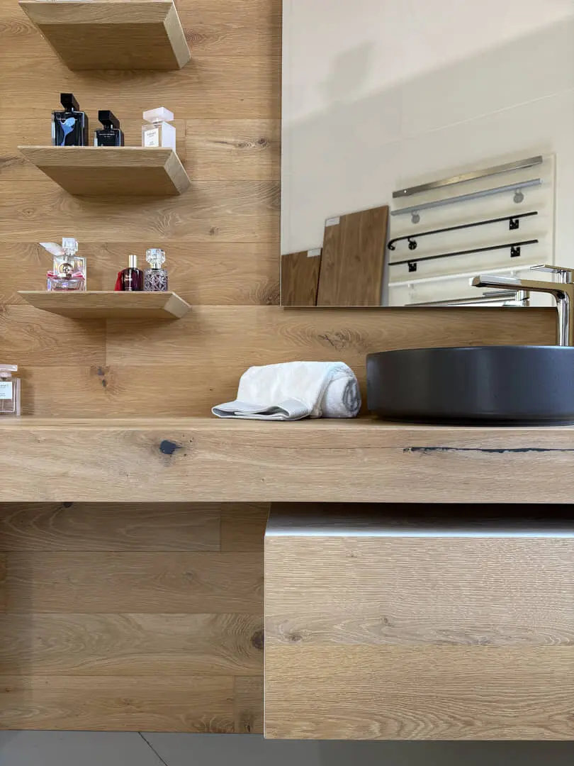 Bagno elegante con lavabo nero moderno.