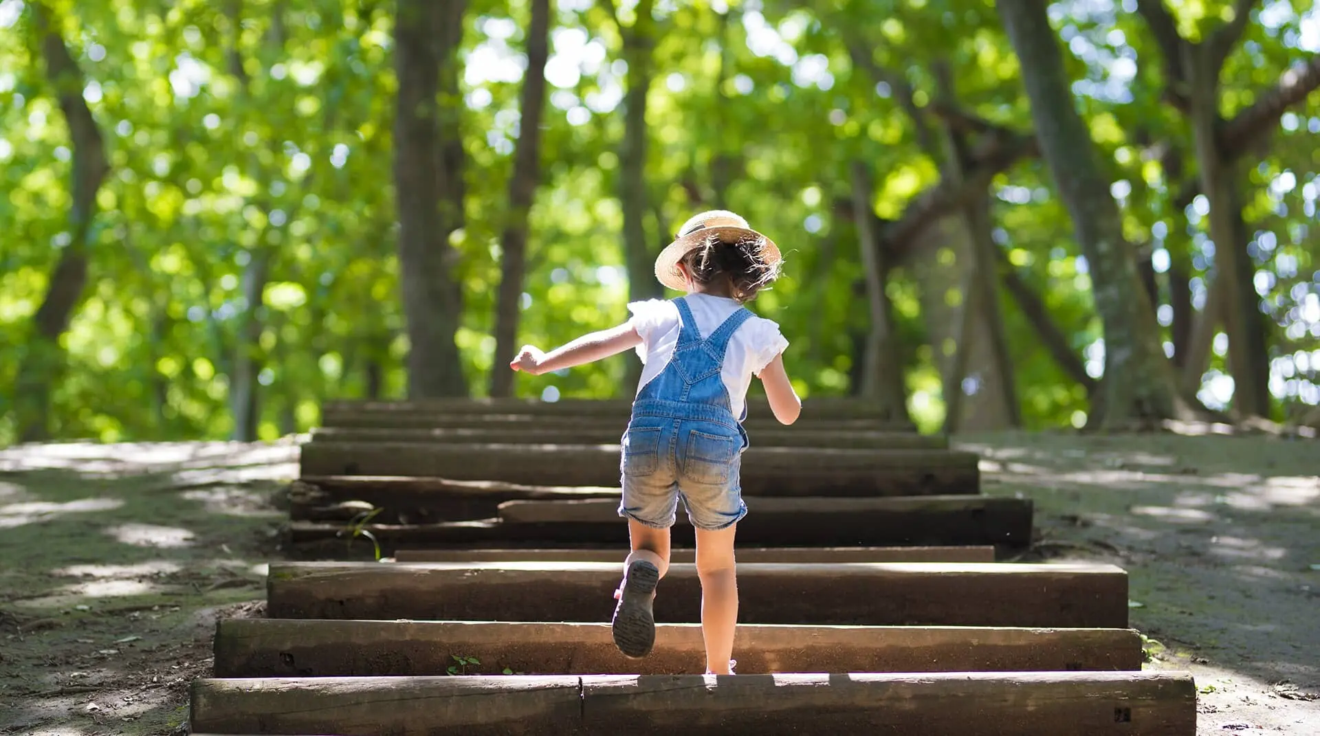 Bambina che sale scale immerse nel verde