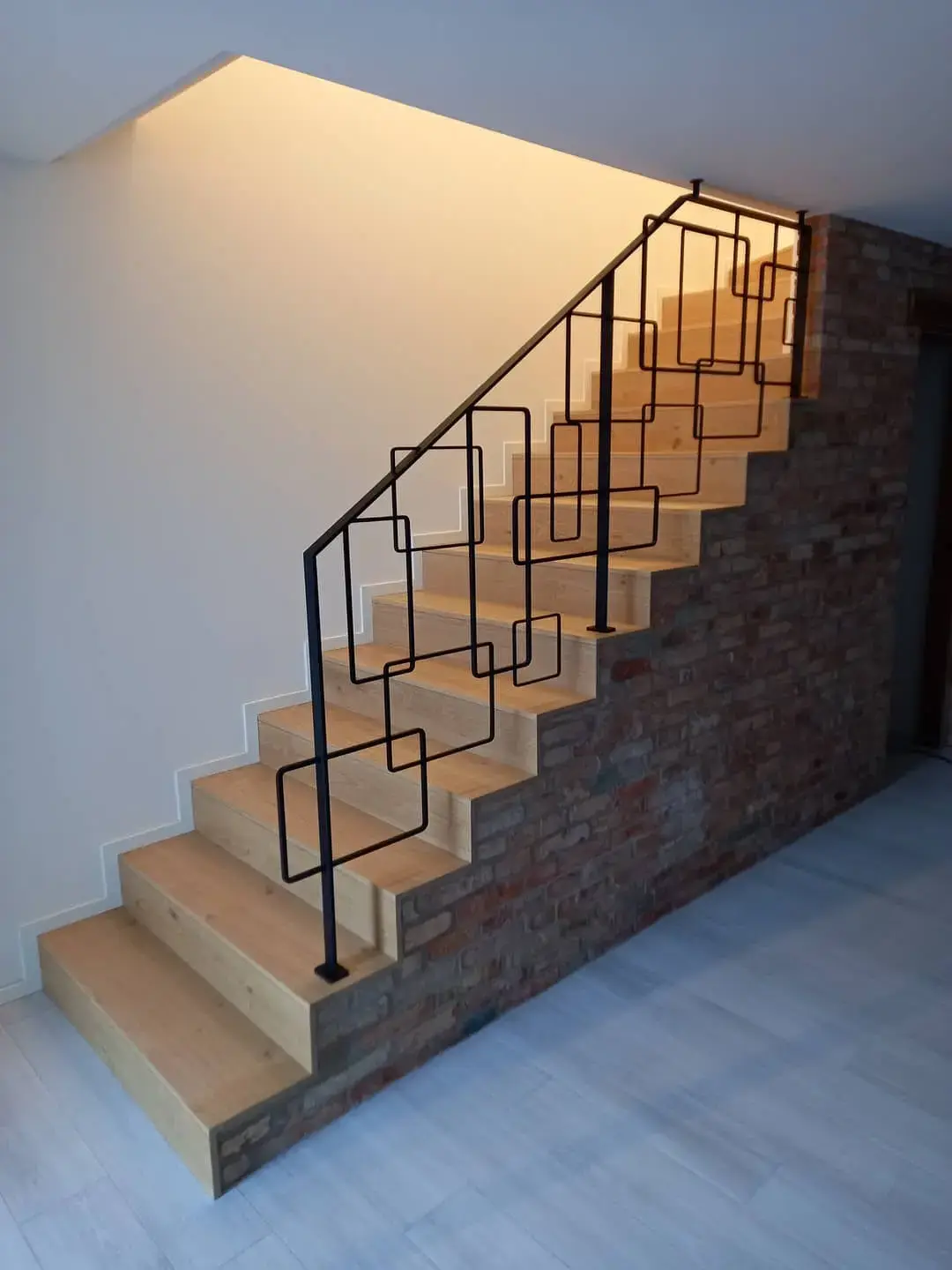 Scala moderna accogliente in legno e metallo.