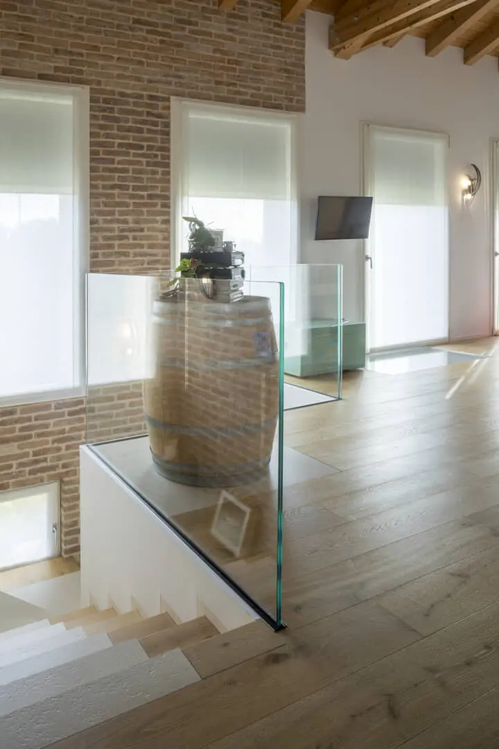 Scala moderna in legno e vetro