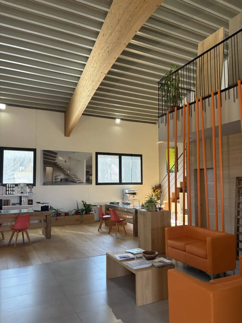 Showroom accogliente con dettagli in legno e arancione.