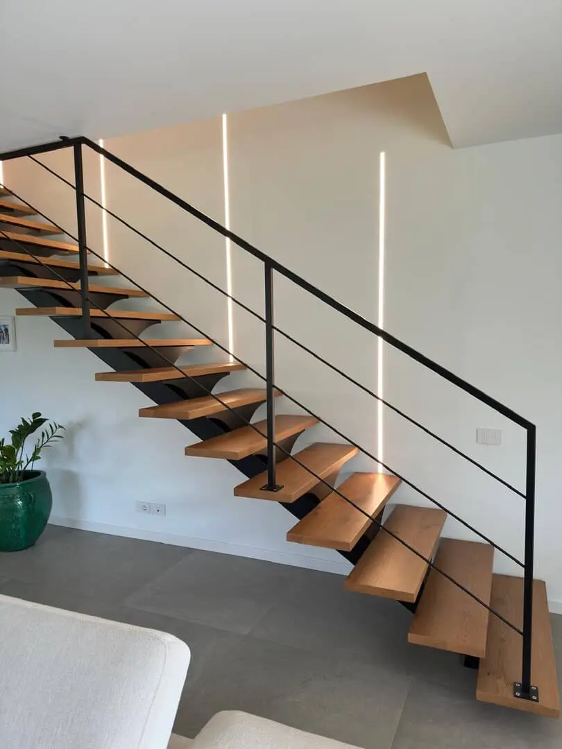 Scala sospesa moderna ed elegante