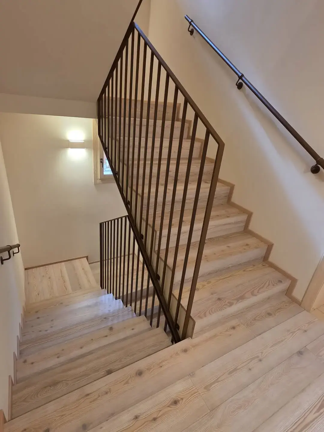 Scala in legno con design raffinato.