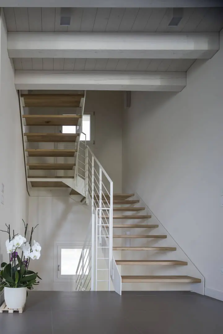 Scala moderna in legno e acciaio.