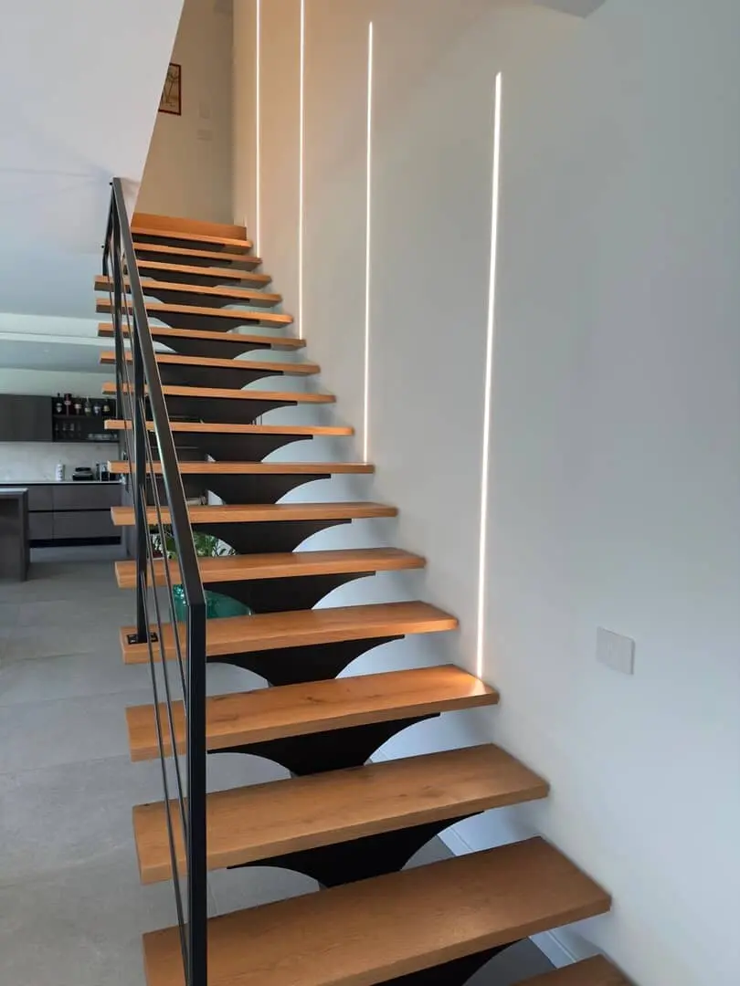 Scala elegante in legno e acciaio