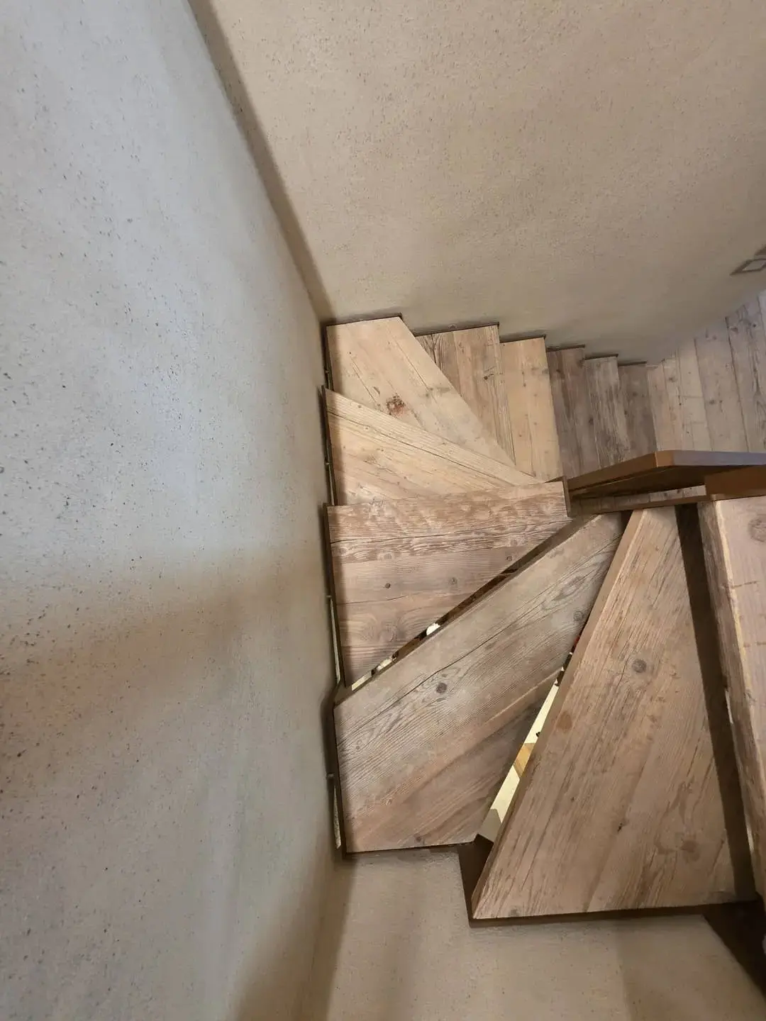 Scala in legno naturale personalizzata