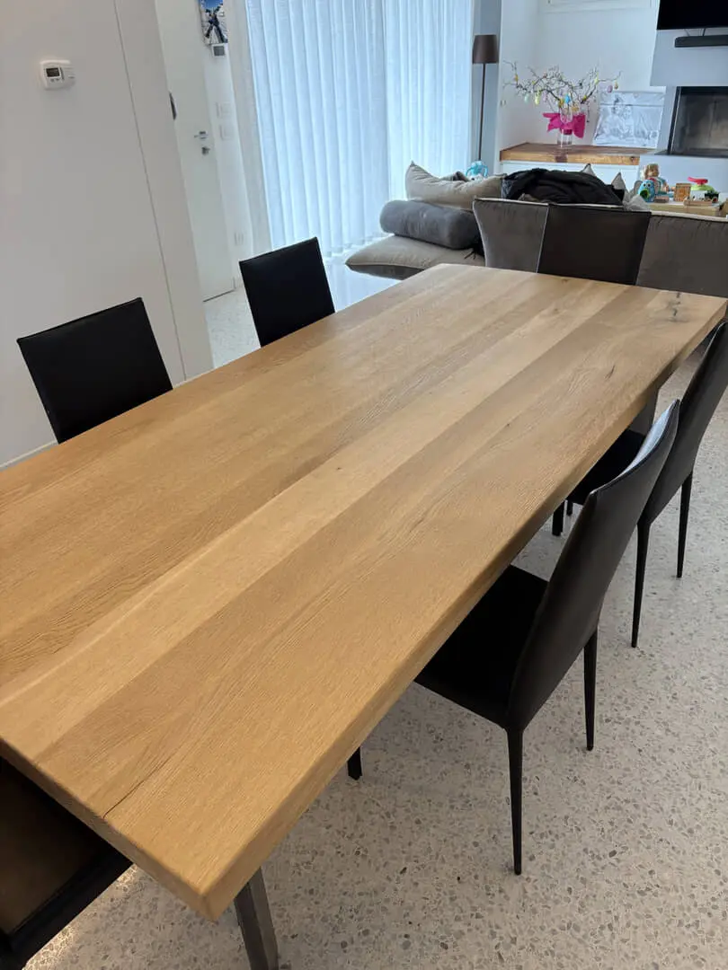Tavolo in legno e sedie moderne